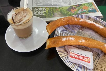 Churros de la Cafetería Roypa, acompañados de café.