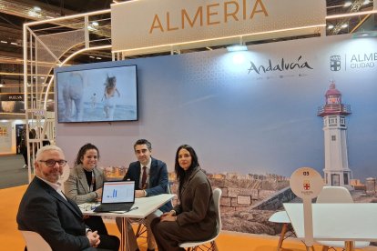 Encuentro de trabajo entre Diputación y Ayuntamiento de Almería en FITUR para reforzar la conectividad y los acuerdos turísticos.