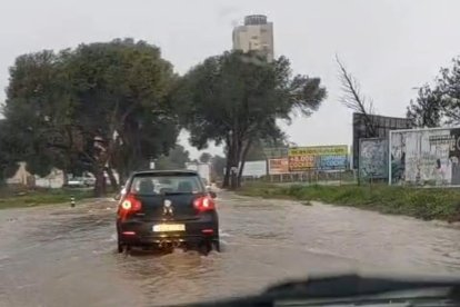 Acceso a El Ejido por la Avenida El Treinta encharcado por las lluvias.