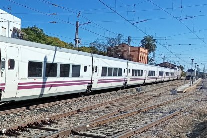 El Intercity en la estación de Huércal-Viator la semana pasada.