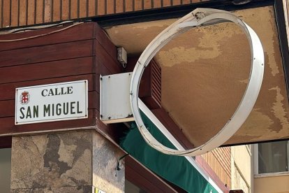 El viento destrozó el cartel luminoso de un negocio hostelero en el Paseo Marítimo.