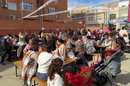 Las tradicionales migas que han reunido a cientos de almerienses este domingo, en imágenes.