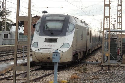 El 730 en vía de apartado en Viator.