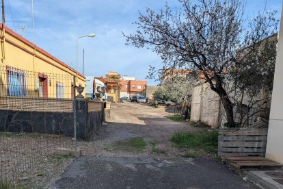 Así empieza la parte no urbanizada de la calle Libélula en Loma Cabrera, al final un portón abierto a la avenida Jornaleros.