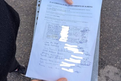 Los vecinos recogen firmas de todas las familias afectadas para revertir la situación.