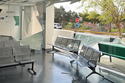 Sala de espera tras la caída de la cristalera.