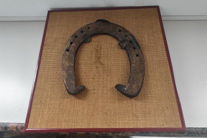 La herradura alemana de un caballo percherón, colgada en la pared del restaurante.