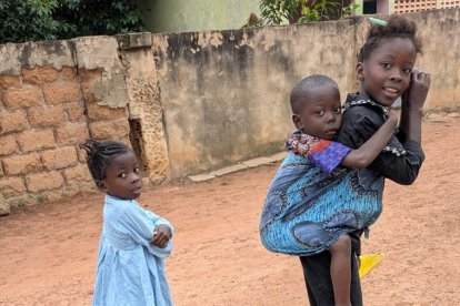 Tres niños de Angola, fotografiados por una de las hermanas en la ciudad de Malanje.