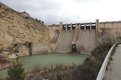 La presa del Negratín desde la que sale el mínimo para mantener el caudal del río.
