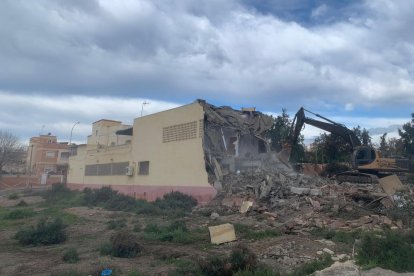 Trabajos de demolición del inmueble.