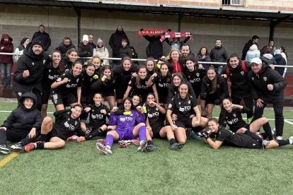 El Almería Femenino celebrando una de sus victorias de esta temporada.