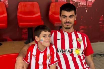 Los hijos, César y Antonio Luis, siempre con corazón rojiblanco.