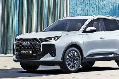 El EBRO s700 HEV combina un motor de combustión 1.5 TGDI con un propulsor eléctrico de alto rendimiento.