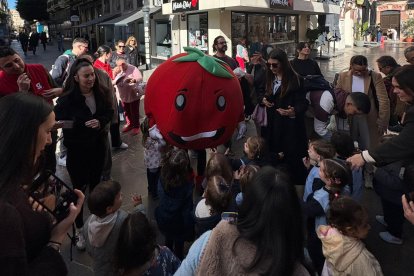 Tomatal, la mascota oficial del Día del Tomate recorre Almería.