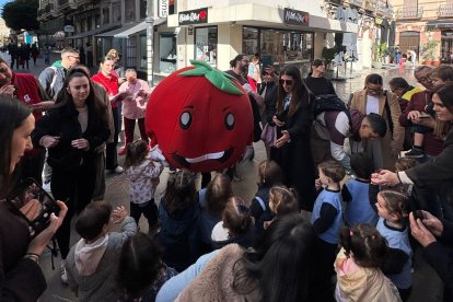 Tomatal, la mascota oficial del Día del Tomate recorre Almería.