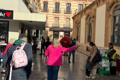 Tomatal, la mascota oficial del Día del Tomate recorre Almería.