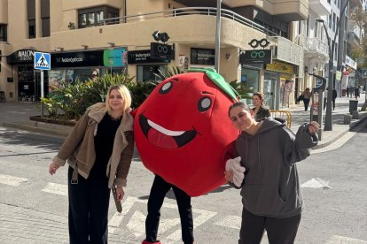 Tomatal, la mascota oficial del Día del Tomate recorre Almería.
