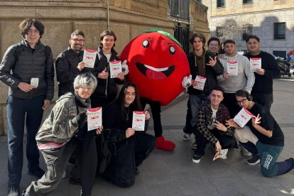 Tomatal, la mascota oficial del Día del Tomate recorre Almería.