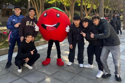 Tomatal, la mascota oficial del Día del Tomate recorre Almería.
