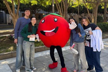 Tomatal, la mascota oficial del Día del Tomate recorre Almería.