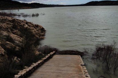 El agua tapando poco a poco la rampa de acceso al pantano en 2026.