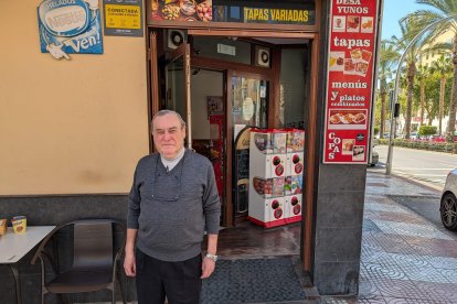 Juan Antonio en la puerta de su bar José Antonio.