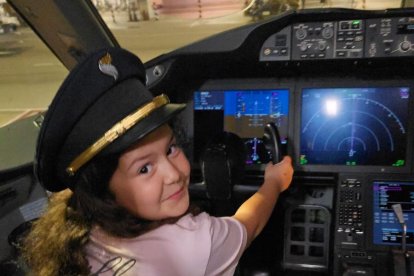 Valeria, hija de Enrique y Yenifer, en la cabina del avión a Bangkok.