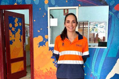 Pilar es conserje de Clece Facility Services en las instalaciones deportivas del Ayuntamiento de Roquetas de Mar.