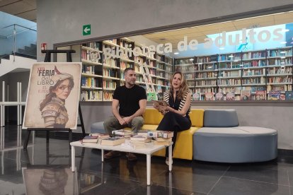 Elena Gómez y Antonio Lorente durante la presentación del cartel de la XVII Feria del Libro de El Ejido.