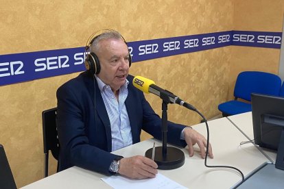 Pedro Manuel de la Cruz, director de La Voz de Almería, durante el encuentro radiofónico.