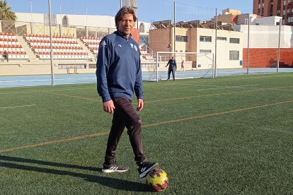 En el Estadio de La Juventud, donde entrena a los jugadores de la Escuela EDA.