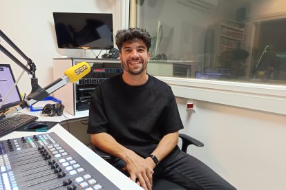 Curro Sáez en los estudios de la Cadena SER Almería.