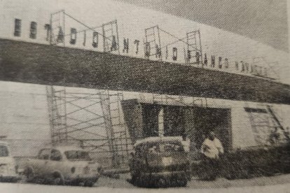 Fachada original del campo de fútbol con el nombre de Antonio Franco Navarro.