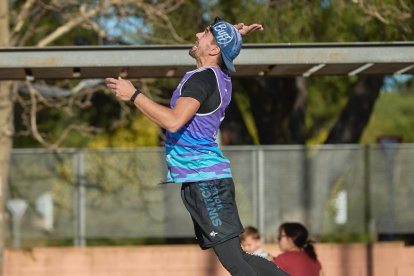 Jugando con su nuevo equipo de vóley playa, el Switch Volley.