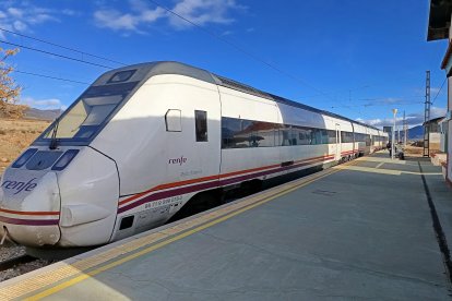 El Media Distancia Granada-Almería efectuando parada comercial en la estación de Fiñana.