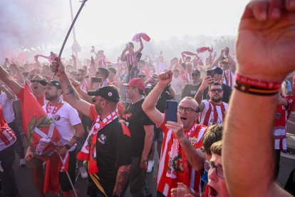 La afición del Almería ha dado un paso más en el tramo decisivo de la temporada arropando al equipo.