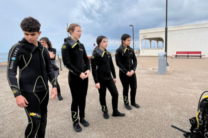 Dani, Teresa, Raquel y Marta reciben clases preparatorias de buceo en la Fabriquilla antes de su viaje.