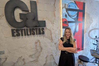 Laura García la estilista en su salón de peluquería en Aguadulce.