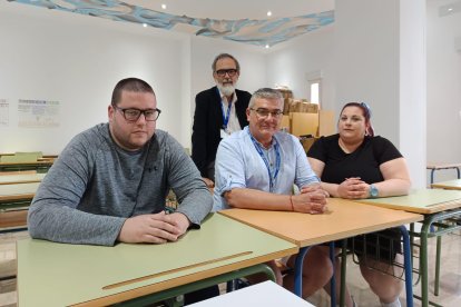 Los reclusos, aprobados en el examen de acceso a la universidad de mayores de 25, junto al personal funcionario de la prisión.