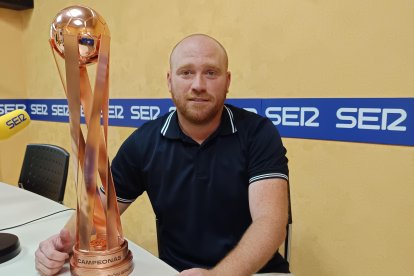 Pedro López con el trofeo de campeón de Liga de Tercera RFEF.