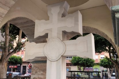 La imagen de la Cruz de Caravaca, una maravilla en Almería.