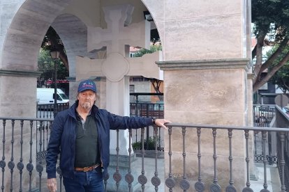 Otra fotografía reciente de Rafael con la Cruz de Caravaca.