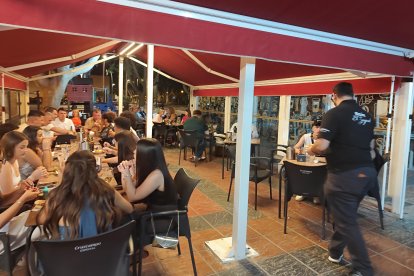 La terraza del bar, llena de clientes.