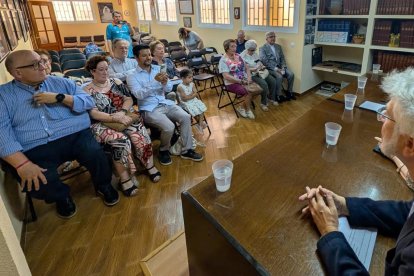 Un acto al que acudieron compañeros de profesión, amigos y familiares del periodista.