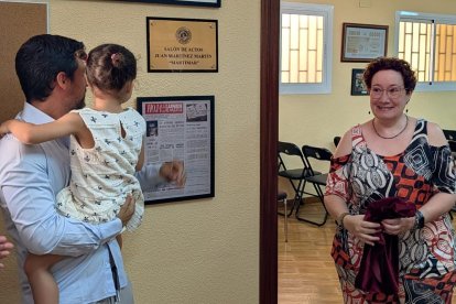 Los nietos y la bisnieta fueron los encargados de descubrir la placa conmemorativa.