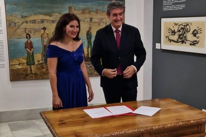 El alcalde de Adra, Manuel Cortés dio la bienvenida a la artista internacional Anna Moog.