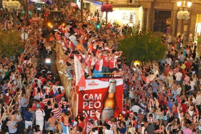 El Granada celebrando en las calles el ascenso de 2011 tras eliminar al Elche.