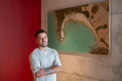Álvaro Varela (Litoris Pictor), junto a su obra de la Playa de Genoveses, recién instalada en la sede de Cajamar.