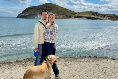 Marina y Alejandro, la pareja detrás de 'Qué Playa Almería'.