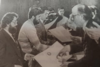 Rubén, feliz recibiendo la licenciatura en 1983.